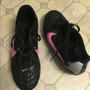 Soccer shoes